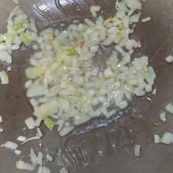 Tumis bawang bombay sampai matang dan layu lalu masukan bawang putih cincang masak sampai harum.