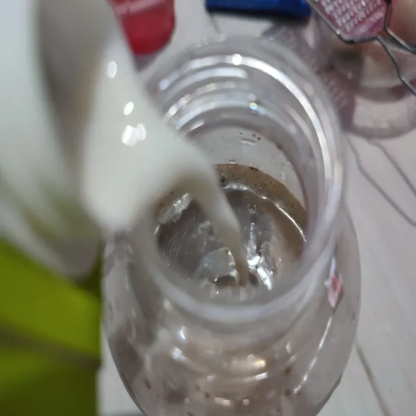 Terakhir masukkan susu cair. Tutup botol, simpan ke dalam kulkas. Ketika akan di minum, salin ke dalam gelas dan beri es batu.