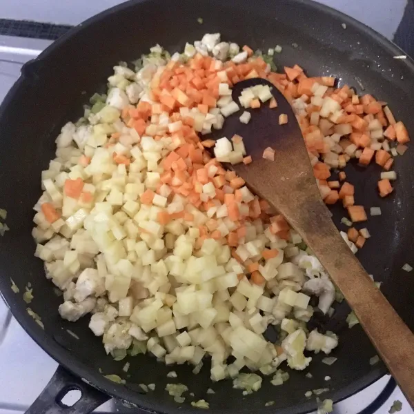 Masukkan wortel dan kentang, tumis sebentar.