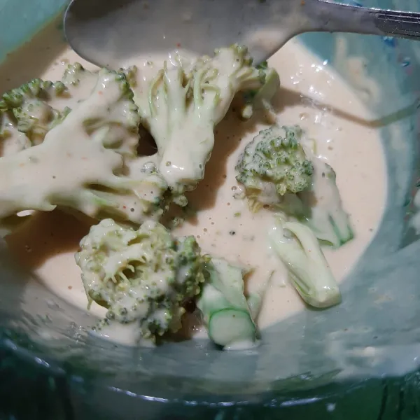 Aduk sampai brokoli berbalut tepung.