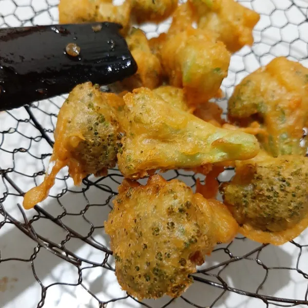 Panaskan minyak. Goreng sampai kecoklatan. Angkat dan tiriskan.