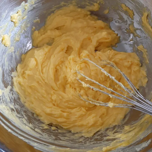 Kocok gula, buter, margarin sampai tercampur rata