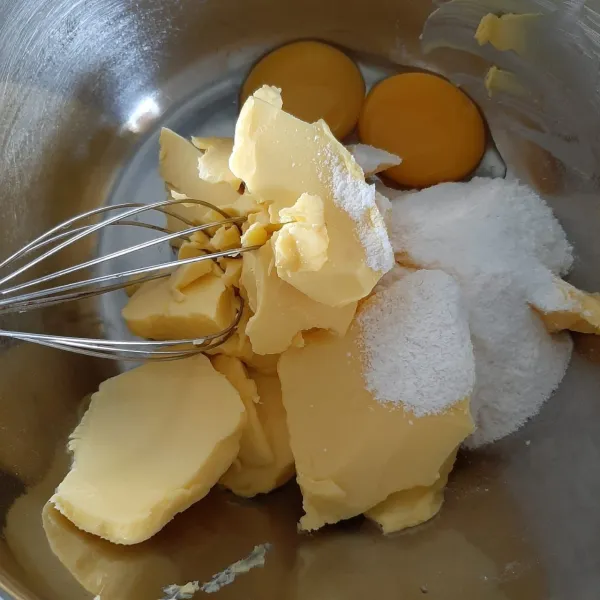 Kocok buter, margarin, gula halus dan kuning telur sampai tercampur saja