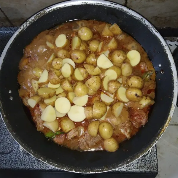 Masukkan baby potato, masak hingga daging dan kentang empuk.
