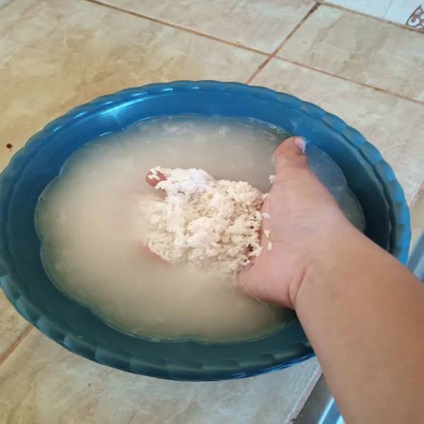 rendam beras selama kurang lebih 2 jam, kemudian cuci bersih tiriskan.