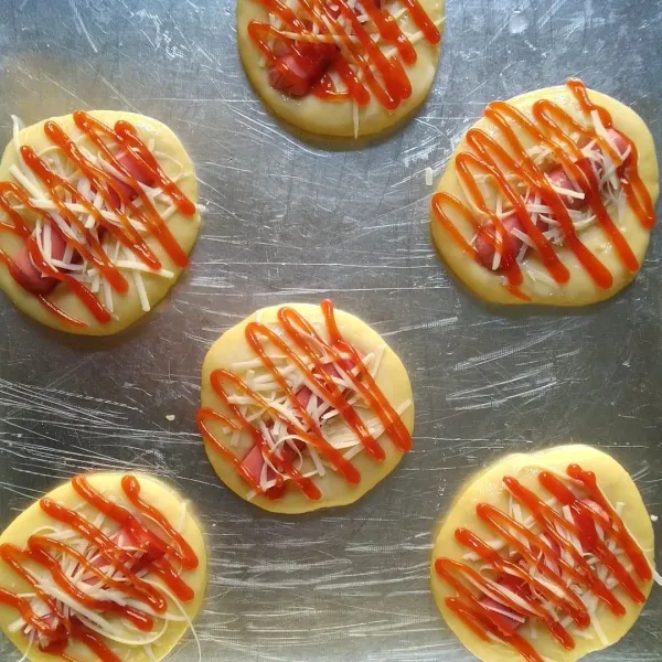 Tambah saus dan taburi dengan parsley. Proofing lagi selama 30 menit. Oven ke dalam oven yang terlebih dahulu sudah dipanaskan. Oven sampe matang.