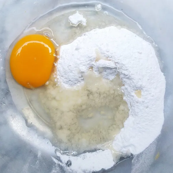 Mixer gula halus dan telur hingga gula benar-benar larut.