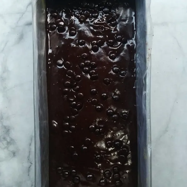 Tambahkan chococips/topping sesuai selera. Oven hingga matang.