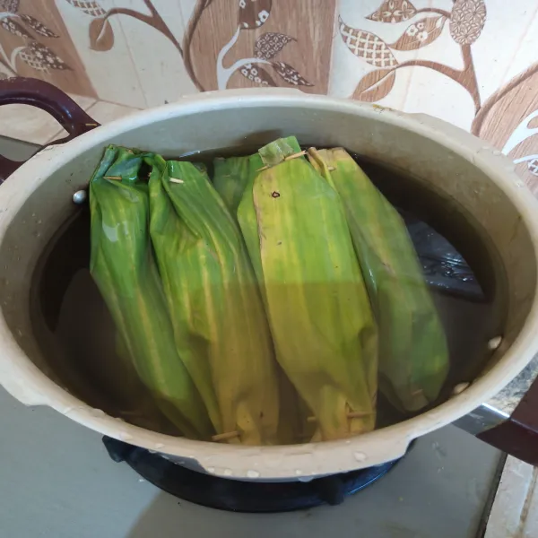 rebus lontong 5 menit, diamkan 30menit. Jangan buka tutup pancinya. kemudian rebus lagi 7 menit, diamkan kembali 30 menit keadaan panci tertutup.