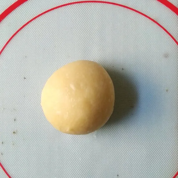 Bagi adonan 30 gram. Rounding.