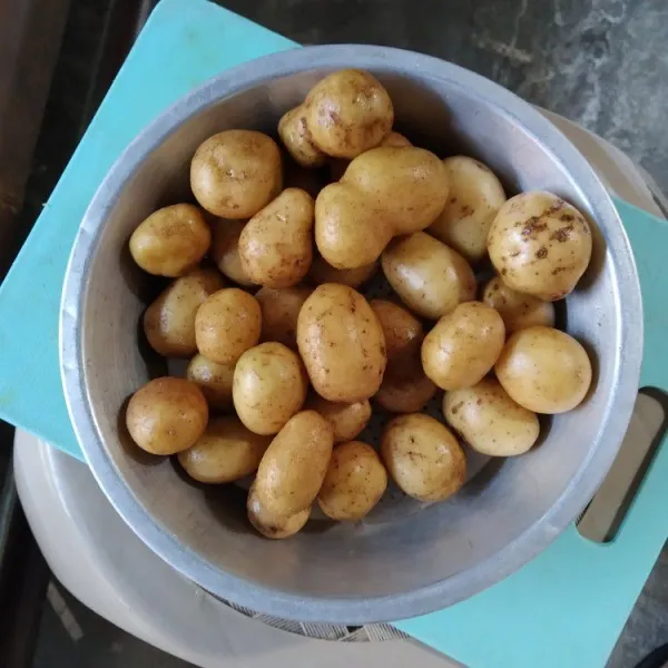 Cuci baby potato, gosok kulitnya hingga bersih.