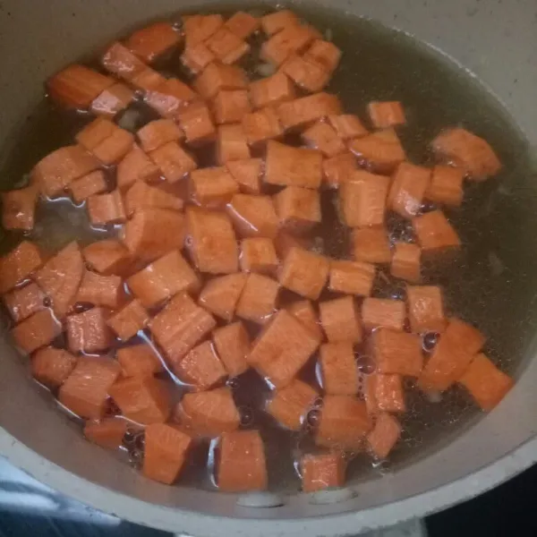 Masukkan wortel dan kentang dalam air kaldu.