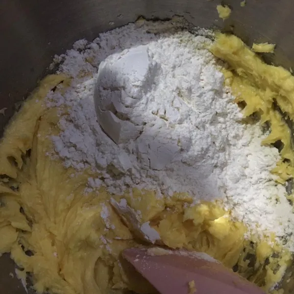Masukkan tepung terigu yang sudah disangrai. Aduk hingga tercampur rata.