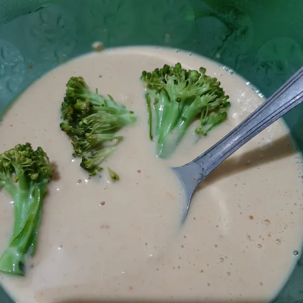 Masukkan potongan brokoli.