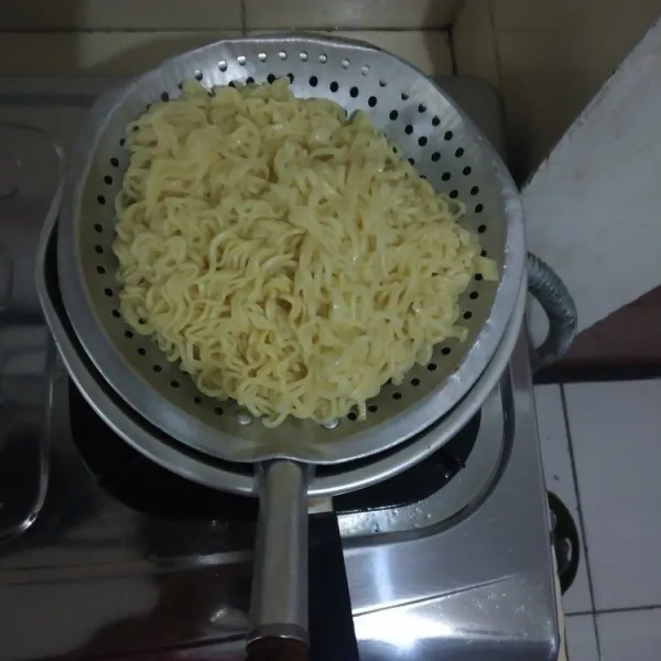 Rebus mie lalu tiriskan