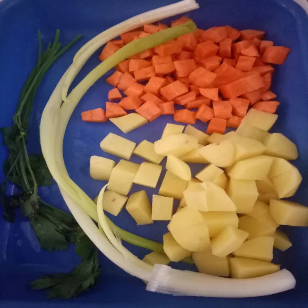 Potong wortel dan kentang sesuai selera.