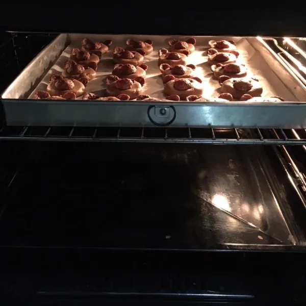 Panaskan oven dengan suhu 150 derajat selama 15 menit. Lalu panggang cookies selama 25 menit. (Kenali oven masing-masing ya).
