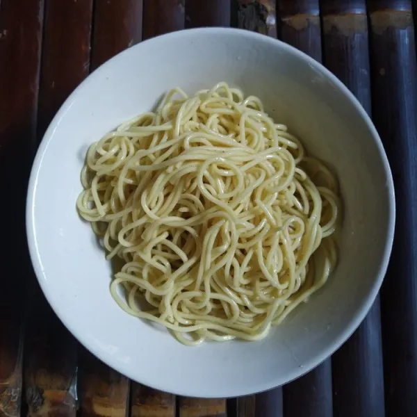 Masukkan mi, aduk rata, koreksi rasa