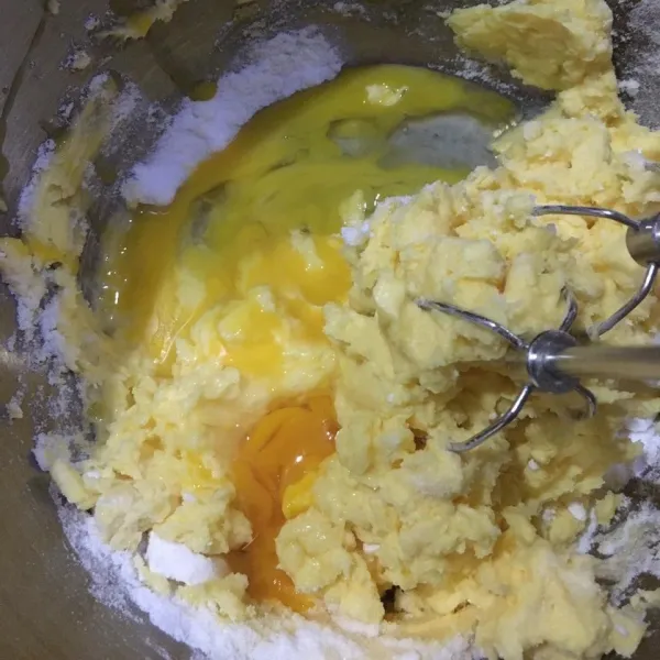 Mikser sebentar butter dan gula halus, lalu tambahkan kuning telur, aduk rata.