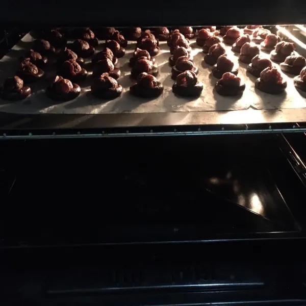 Panaskan oven dengan suhu 150 derajat selama 15 menit. Panggang cookies selama 25 menit. (Kenali oven masing-masing ya chef).