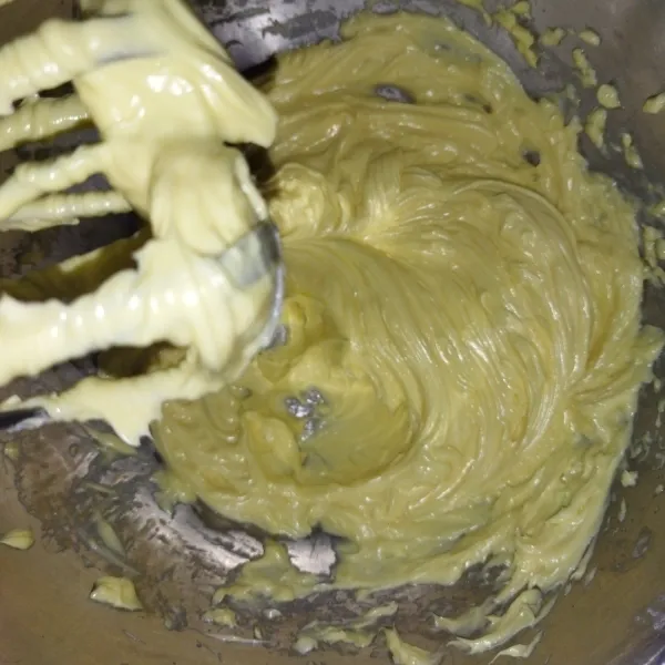 Siapkan wadah, masukkan butter, margarin, gula halus dan kuning telur, lalu mixer sebentar saja dengan kecepatan rendah hingga semua bahan tercampur.
