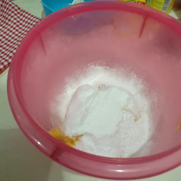 Mixer margarin dan gula halus selama 2 menit.