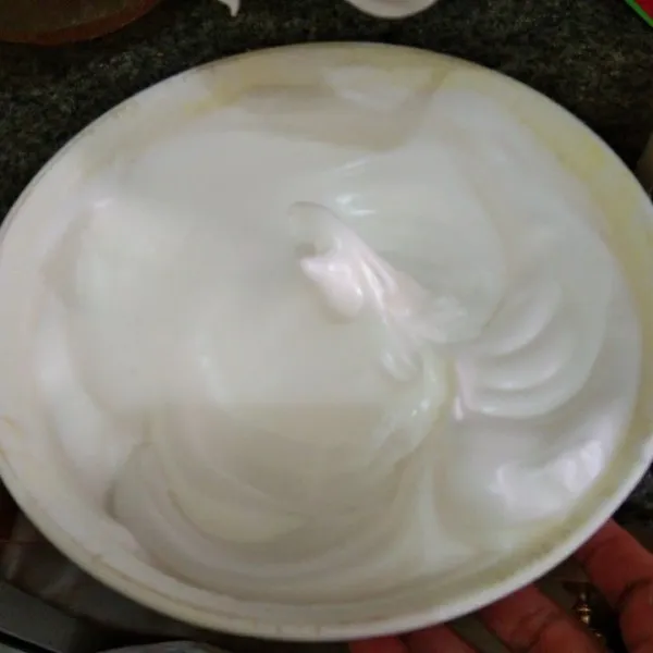 Kocok putih telur dan gula pasir hingga putih mengembang