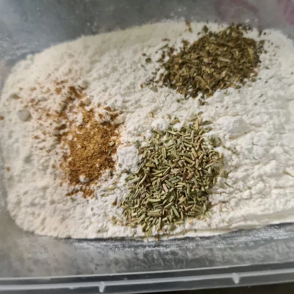 Campur tepung bumbu serbaguna dengan rosemary, italian herbs, jintan bubuk dan merica bubuk.