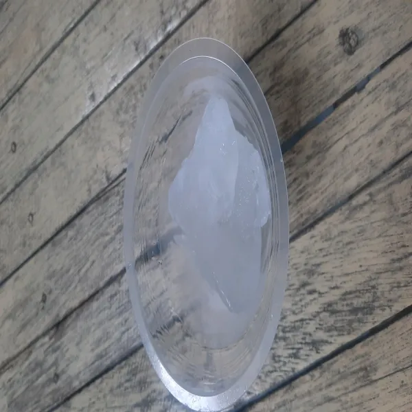 Masukkan es batu ke dalam gelas