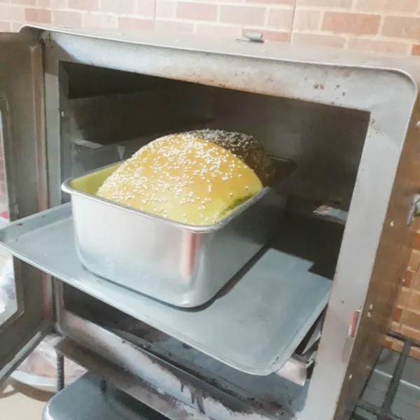 Oven dengan api sedang, 30 menit rak bawah dan 15 menit rak atas. Keluarkan dari loyang, olesi atasnya dengan mentega cair. Potong-potong setelah dingin.