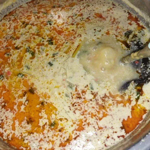 Masak hingga sayuran matang, kuahnya mendidih dan kuah mengeluarkan minyak, matikan api lalu sajikan dengan ketupat.