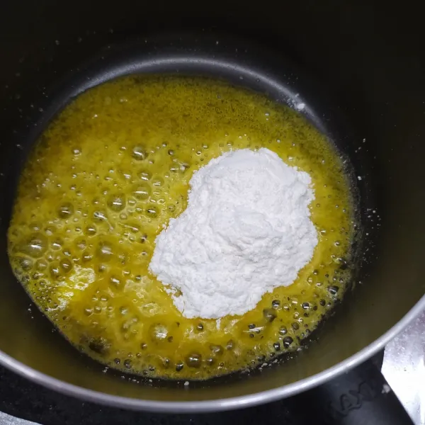 saos keju : panaskan margarin sampai leleh, masukkan terigu aduk cepat sampai rata.