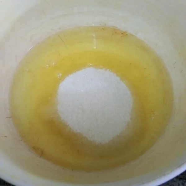 Siapkan putih telur dan tambahkan gula pasir
