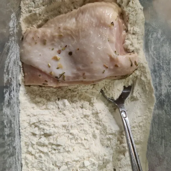 Keluarkan ayam dari kulkas. Masukkan ayam ke dalam tepung bumbu kering.