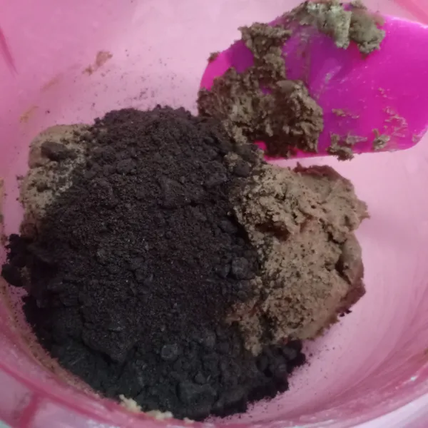 Tambahkan oreo yang sudah dihancurkan, aduk rata.