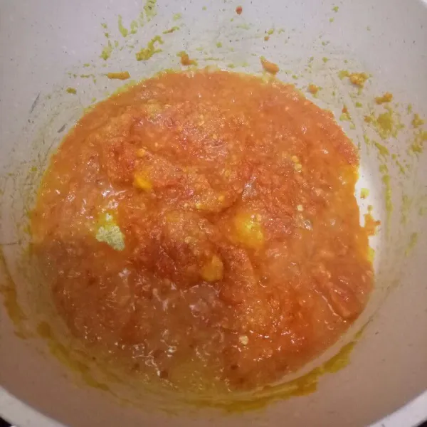 Tumis bumbu halus hingga matang dan harum, masukkan serai.