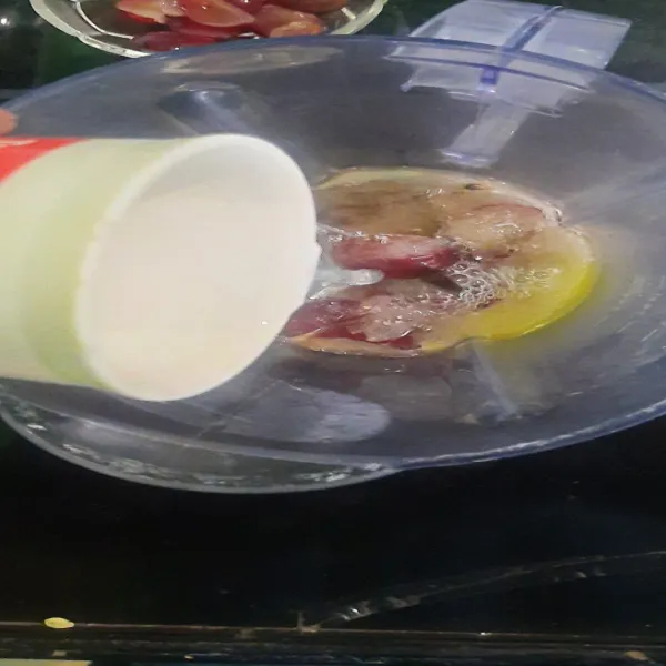 Masukkan kedalam blender anggur, air, dan gula pasir. Sisakan sedikit anggur untuk toping