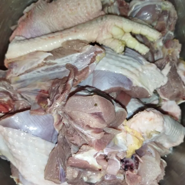Siapkan daging ayam kampung yang sudah bersih dan dipotong-potong sesuai selera.