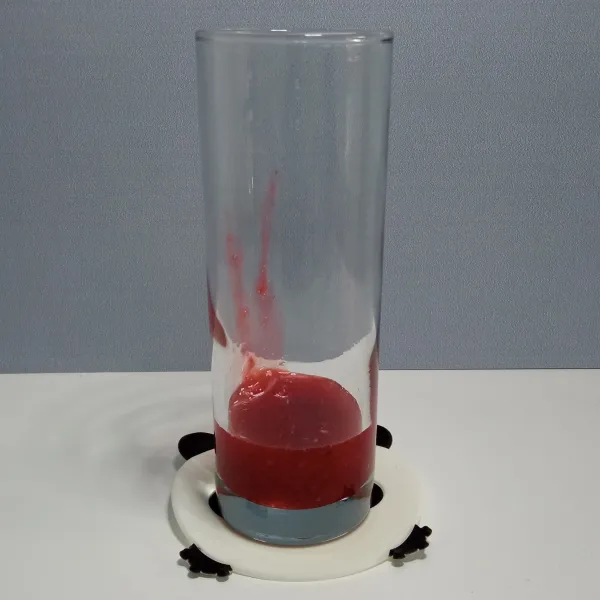 Masukkan strawberry jam home made ke dalam gelas.