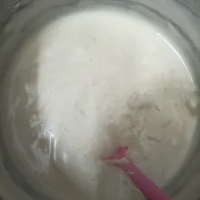Masukan terigu, maizena, susu bubuk aduk rata. Masukan margarin, aduk balik.