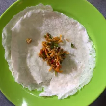 Setelah isian matang lalu dinginkan beberapa saat, setelah itu siapkan kulit lumpia dan gulung martabak telur menjadi segi empat.