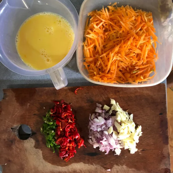 Siapkan bahan-bahan yang dibutuhkan seperlu telur, wortel, bawang merah bawang putih dan cabai.