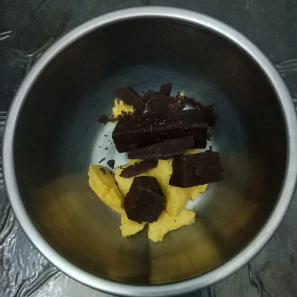 Lelehkan (tim) dark chocolate, minyak, dan margarin hingga mencair, aduk rata.