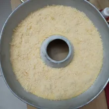 Tuang ke dalam loyang yang sudah dioles margarin dan diberi terigu. Taburi keju di atasnya. Saya pakai loyang ukuran 20. Panggang hingga matang. Saya di suhu 170 derajat celcius selama 45 menit.
