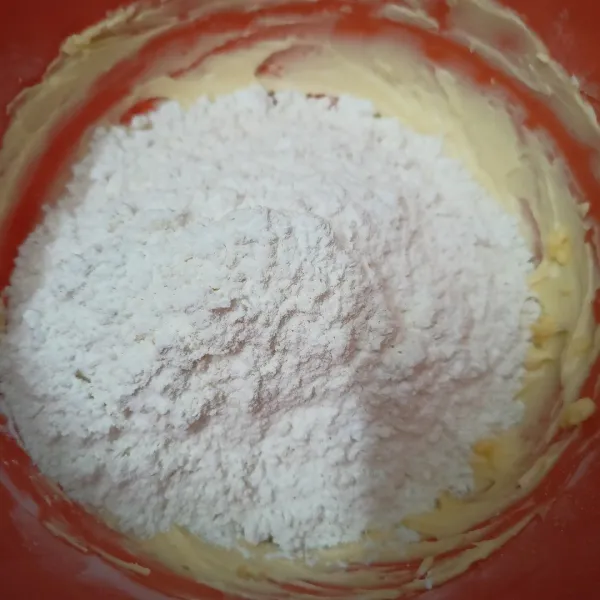 Masukkan terigu, maizena, baking powder, vanili yang sudah diayak. Aduk rata