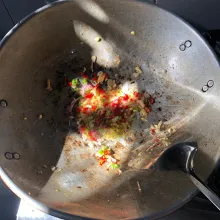 Panaskan minyak lalu masukkan bawang merah, bawang putih, cabai merah dan hijau, tumis hingga harum.