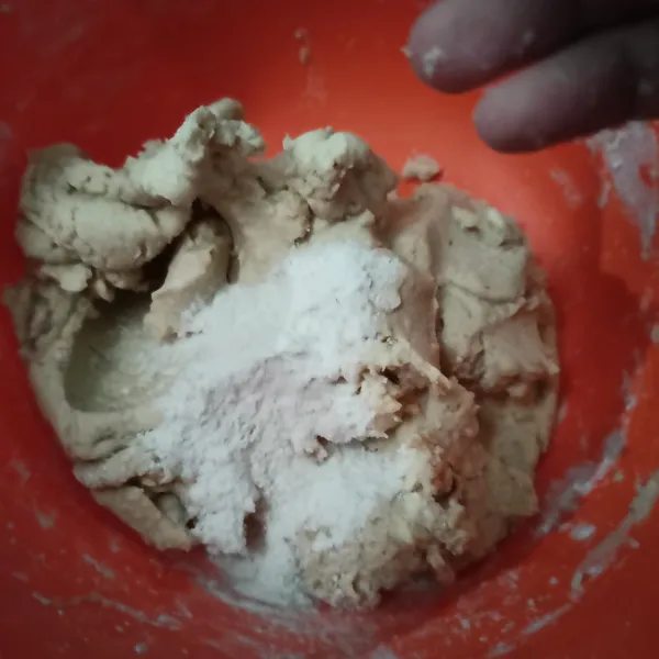 Masukkan tepung tapioka secara bertahap hingga adonan kalis.
