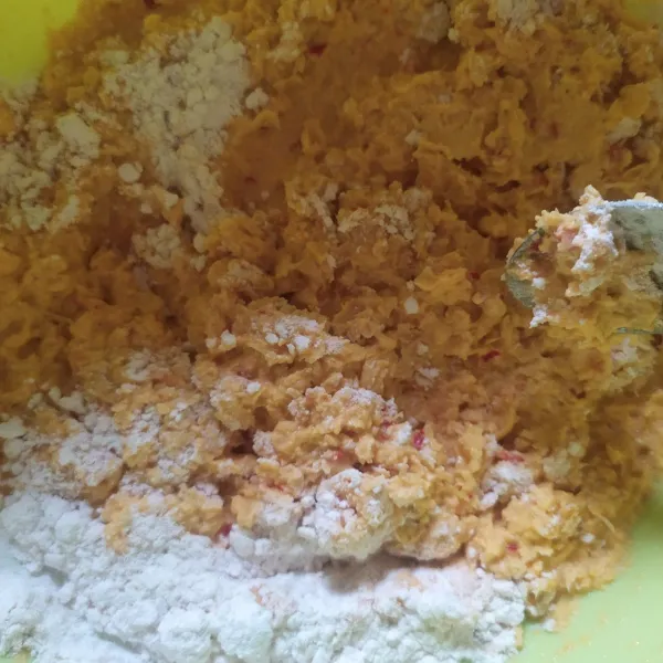Masukkan tepung terigu ke adonan jagung. Aduk rata.