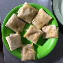 Ulangi sampai kulit lumpia habis. (Gunakan 2 lembar kulit lumpia agar isian tidak bocor) setelah semua kulit habis masukkan kedalam lemari es 15 menit sebelum digoreng.