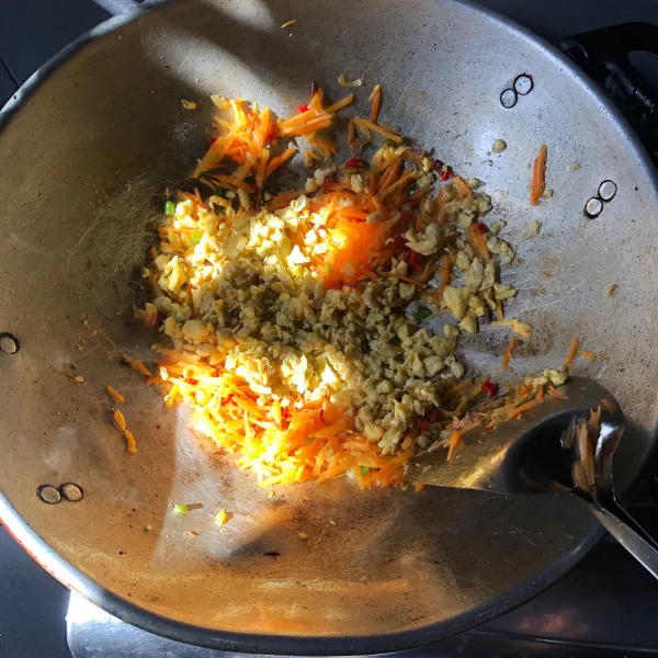 Masukkan wortel dan telur, beri kaldu bubuk gula dan garam secukupnya. Jangan lupa icip rasanya.